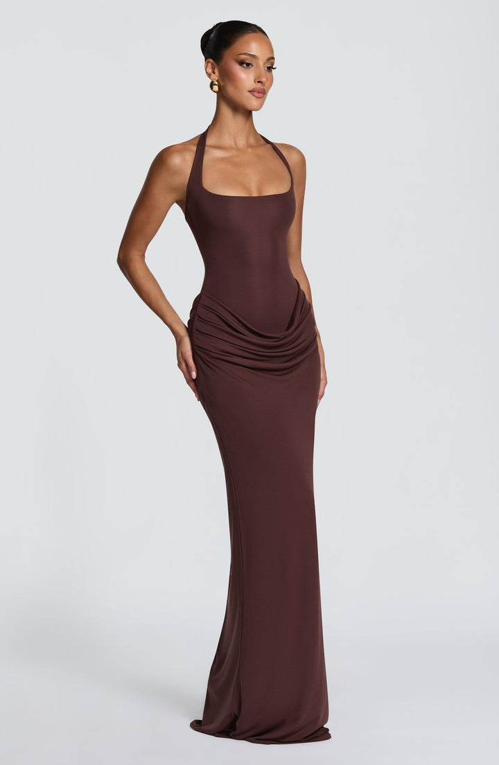Sasha - Pleated maxi dress with an open back