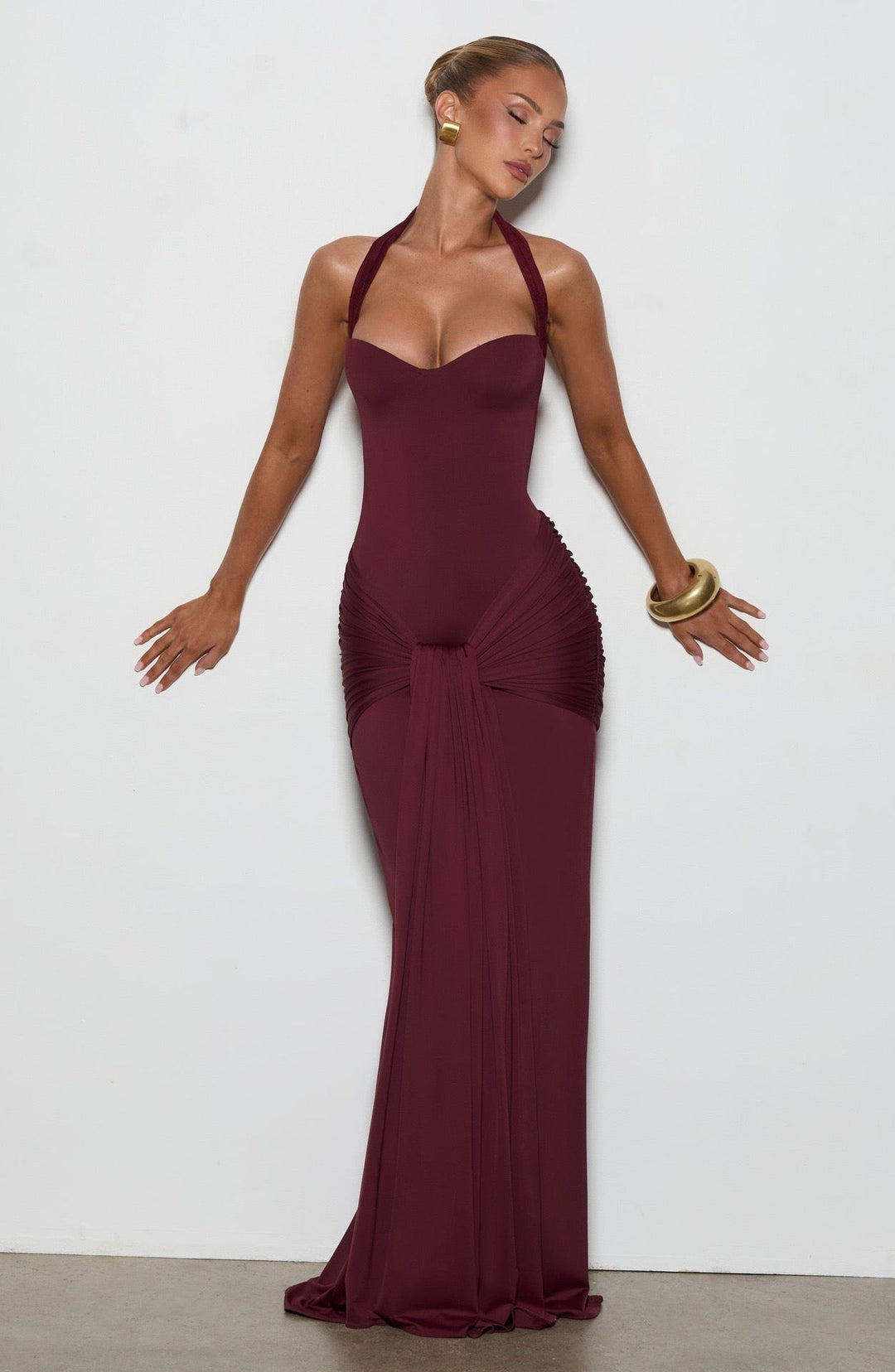 Maxi dress with a neck tie and open back – YALI