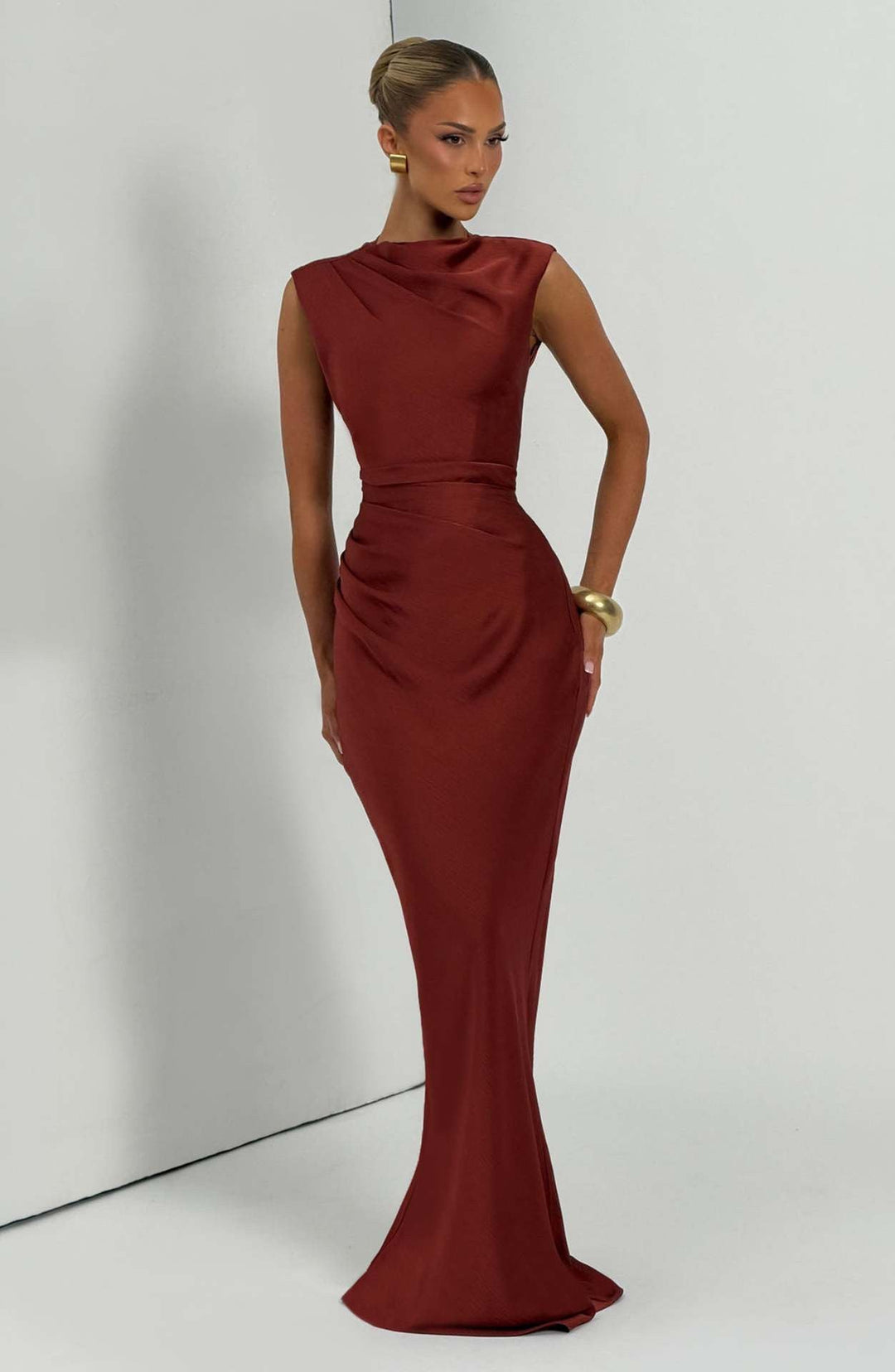 Satin maxi dress with a back tie for a cinched waist and open back – YAHALI