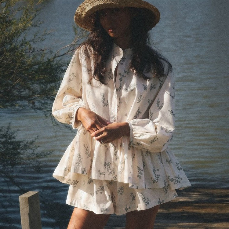 Luxurious French-style floral two-piece set with shorts and a button-down shirt – Nara