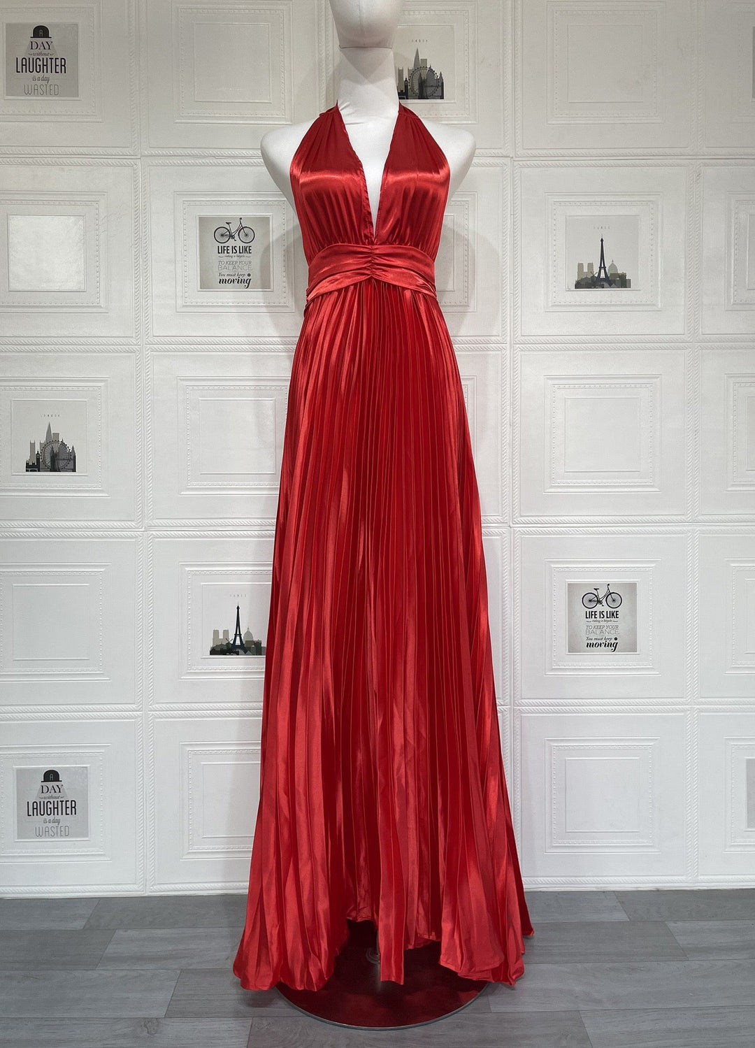 Maxi satin dress with pleats and tie at the nape, open back - Laila