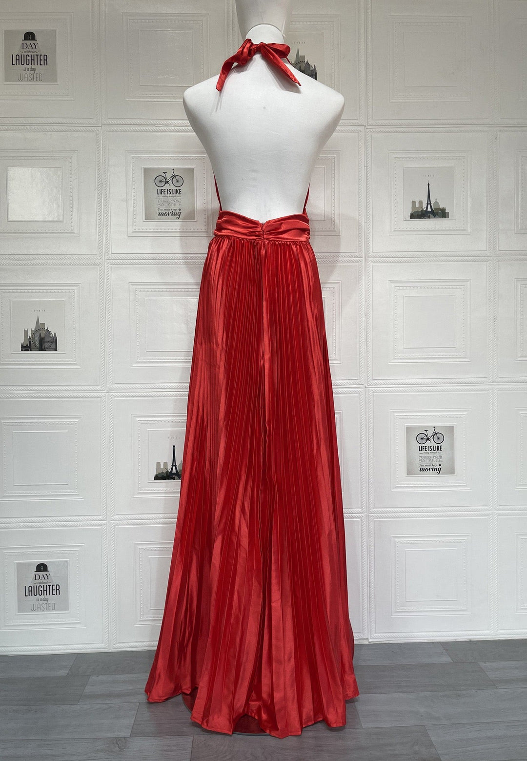 Maxi satin dress with pleats and tie at the nape, open back - Laila
