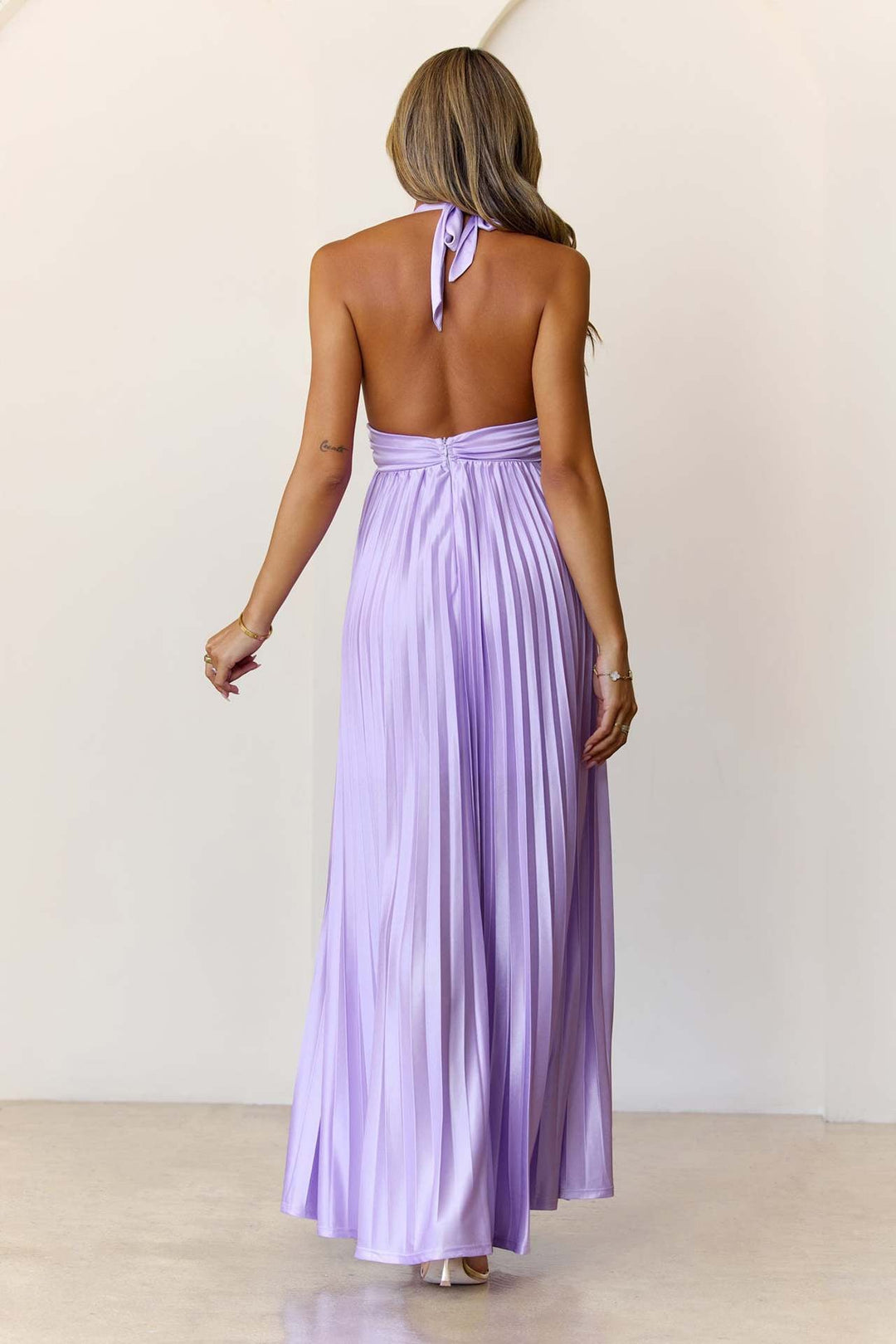 Maxi satin dress with pleats and tie at the nape, open back - Laila