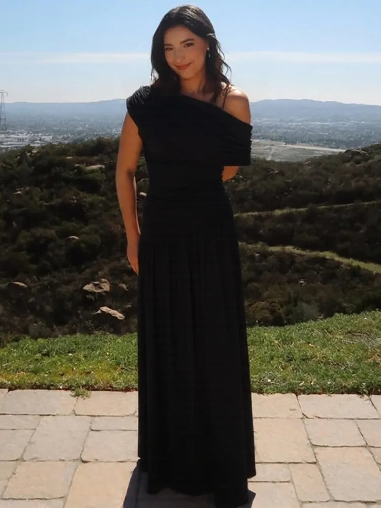Elegant maxi pleated dress with one shoulder exposed - Maylin