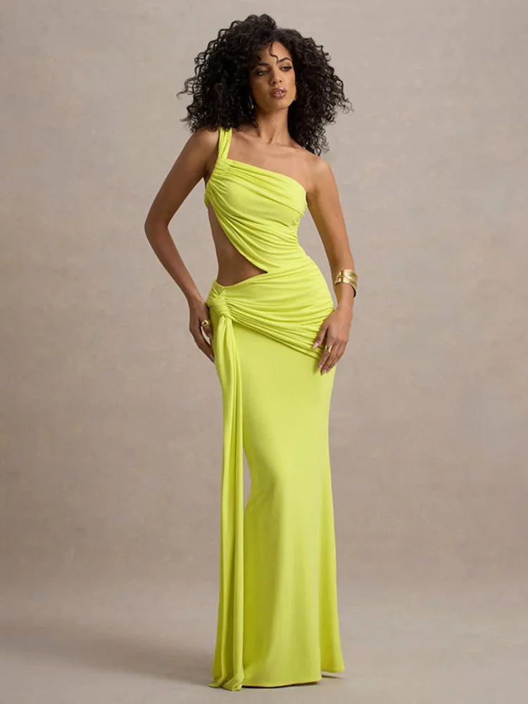 Boho chic maxi dress with one shoulder and slit decorated with a train - Alexandria