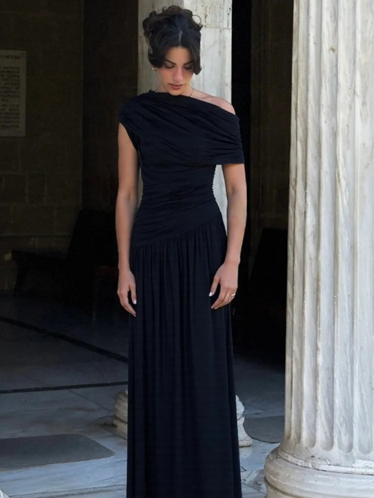 Elegant maxi pleated dress with one shoulder exposed - Maylin