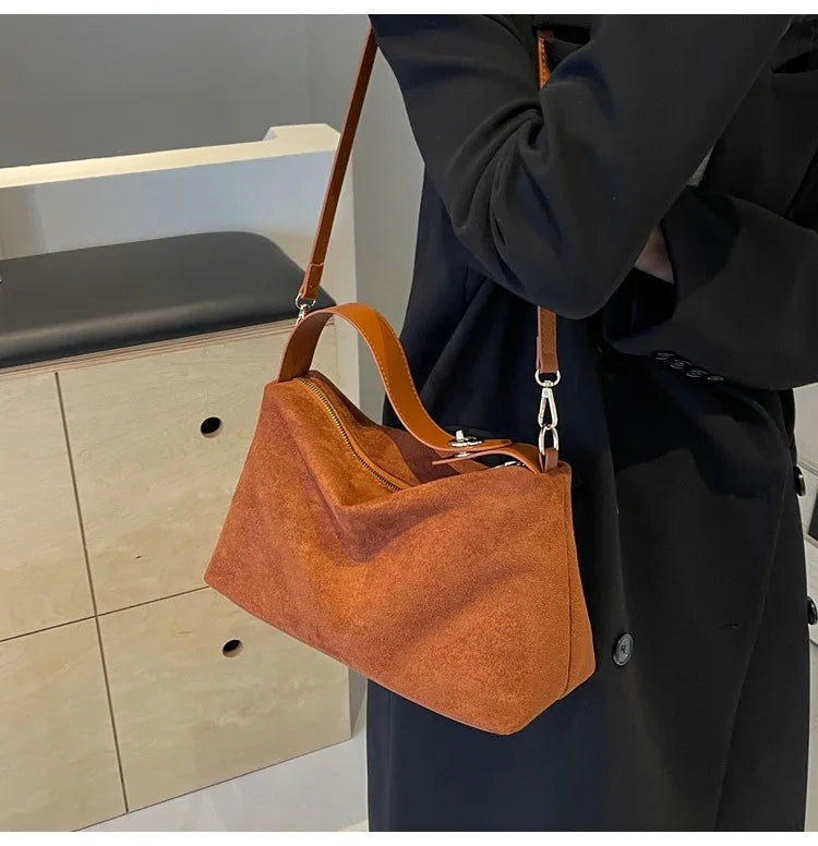 תיק זמש בעיצוב קלאסי