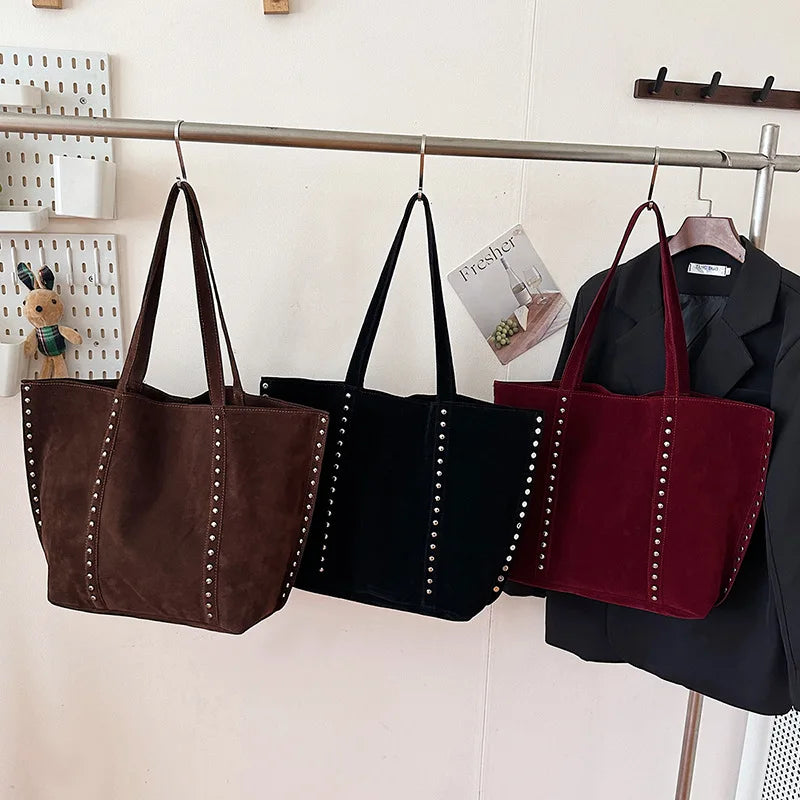 Suede bag with classic design