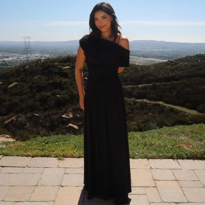 Elegant maxi pleated dress with one shoulder exposed - Maylin