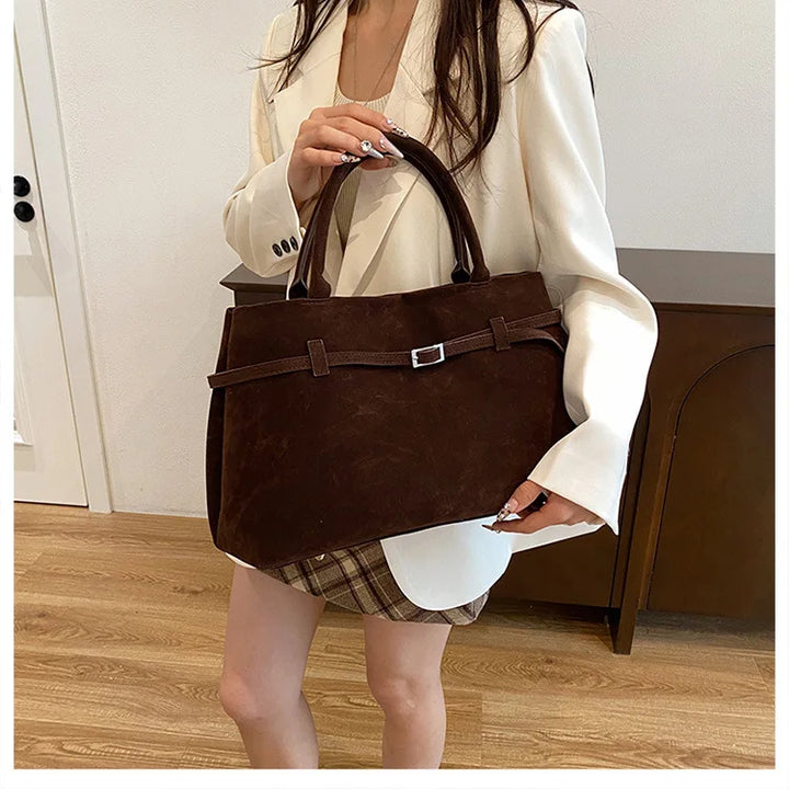 תיק זמש בעיצוב וינטג' בעיטור חגורה