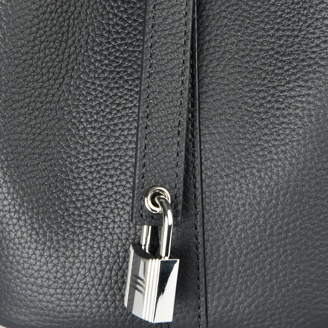 Leather bag with classic design