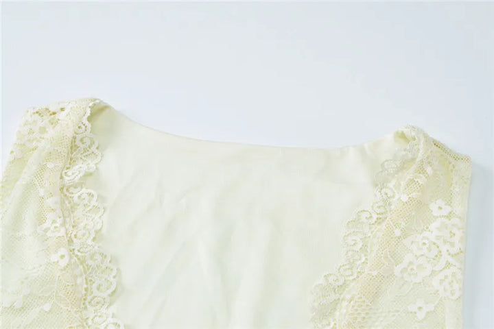 Fitted mini dress with lace, floral embroidery, and small slit - Neil