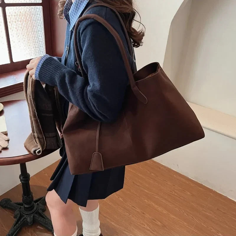 Suede bag with classic design