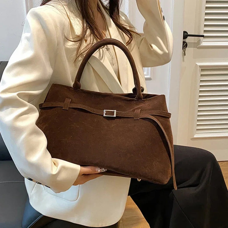 תיק זמש בעיצוב וינטג' בעיטור חגורה