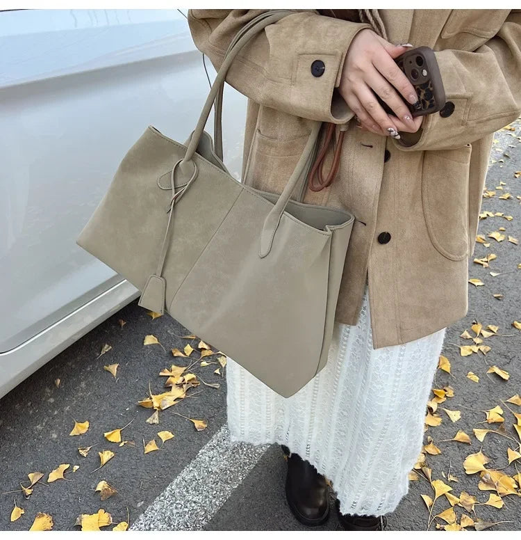 Suede bag with classic design