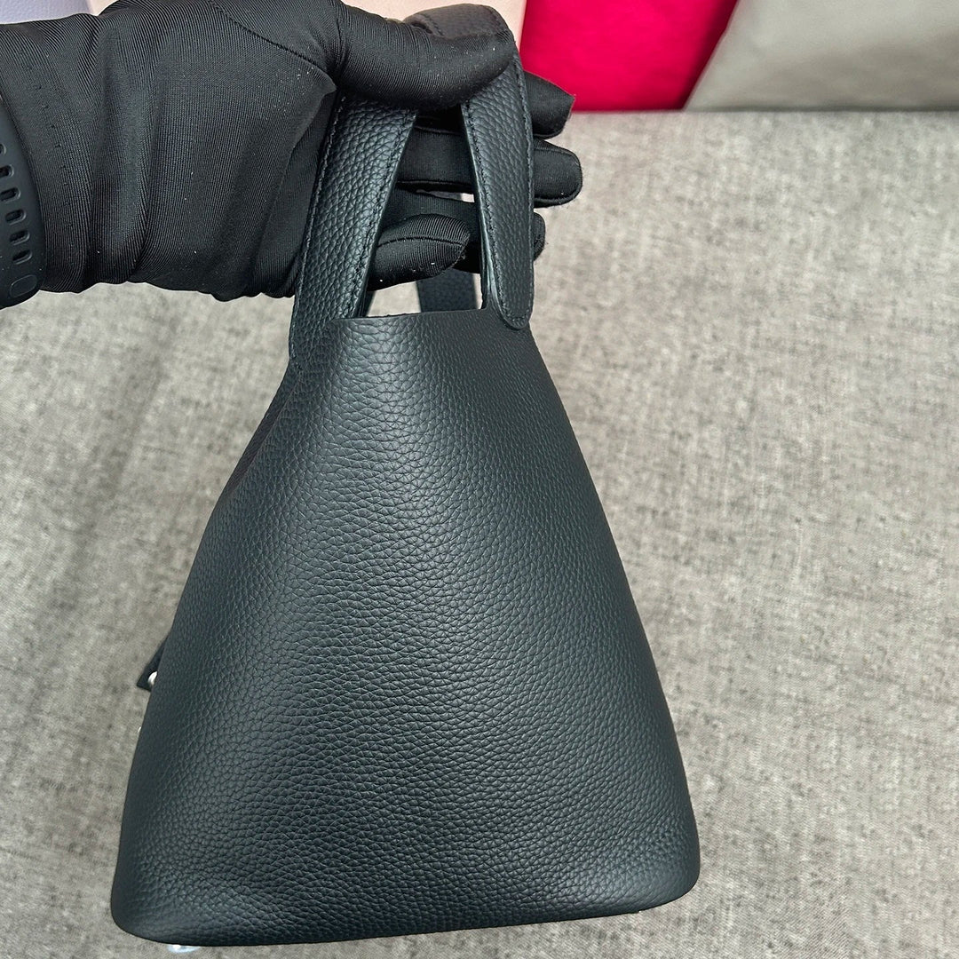 Leather bag with classic design