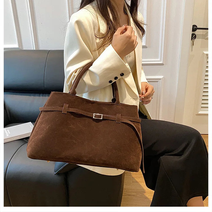 תיק זמש בעיצוב וינטג' בעיטור חגורה