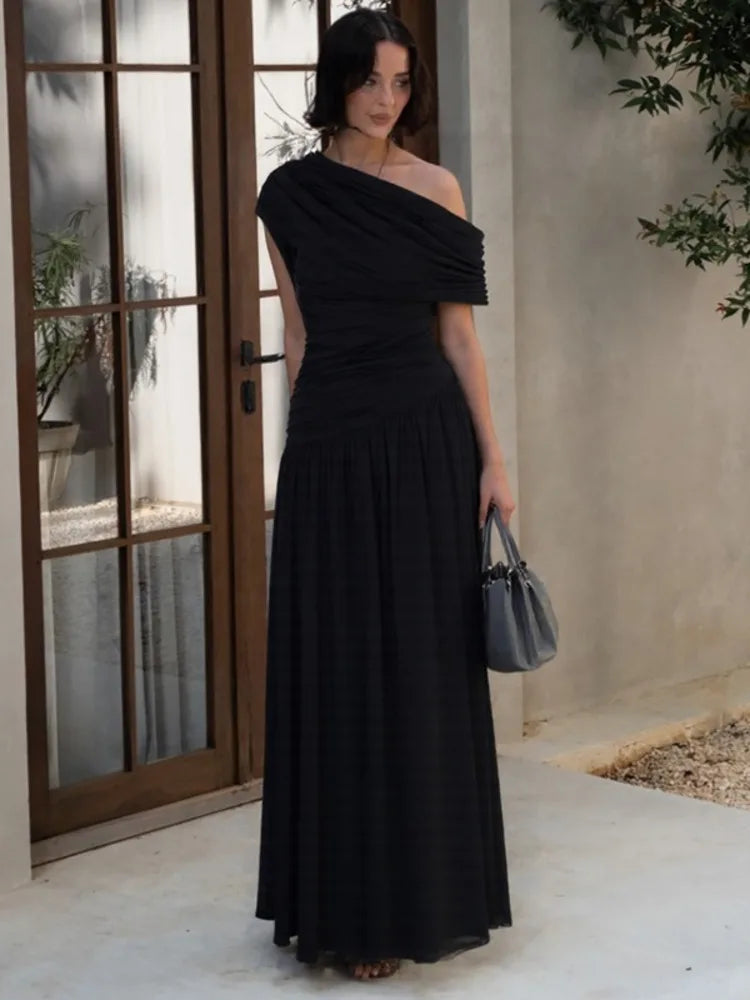 Elegant maxi pleated dress with one shoulder exposed - Maylin