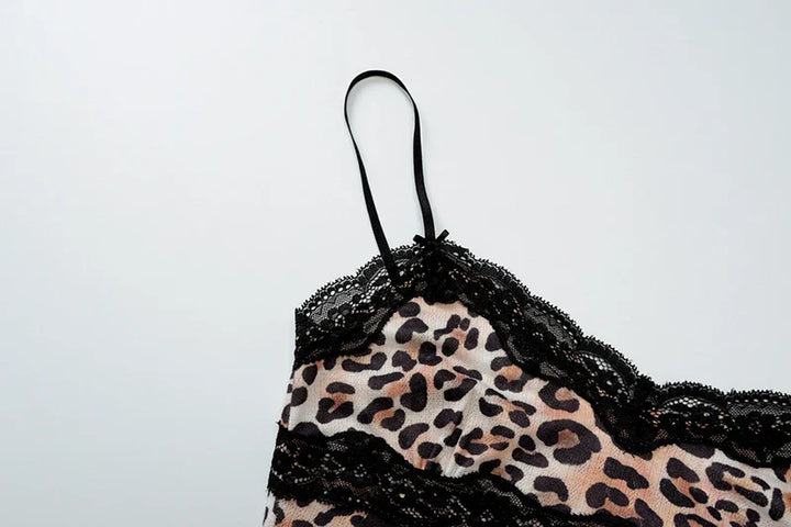 Fitted leopard print mini dress with lace decoration - Goni