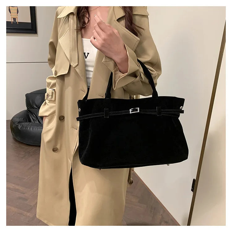 תיק זמש בעיצוב וינטג' בעיטור חגורה