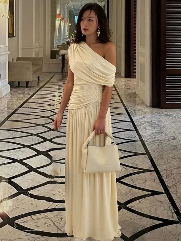 Elegant maxi pleated dress with one shoulder exposed - Maylin