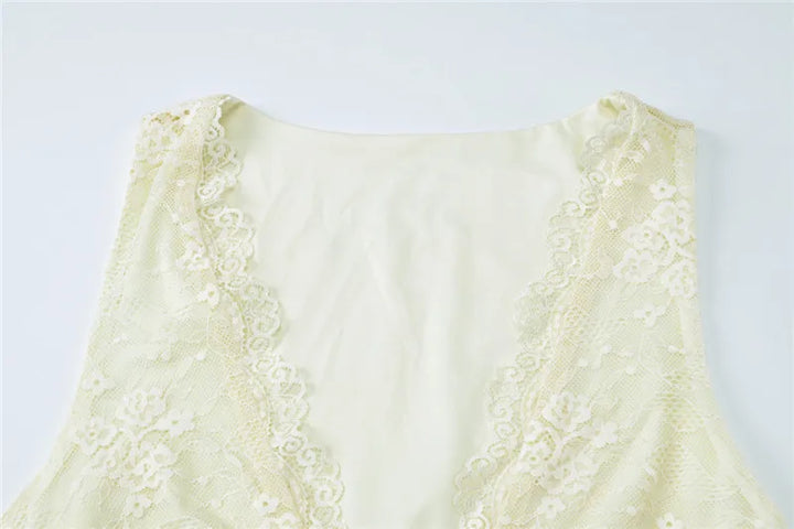 Fitted mini dress with lace, floral embroidery, and small slit - Neil