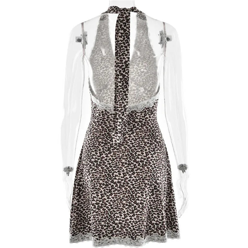 שמלת מיני מנומרת בעיצוב קשירה בצוואר וגב פתוח בעיטור תחרה - נלה