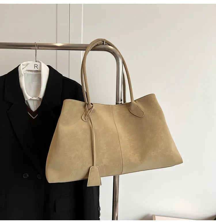 Suede bag with classic design