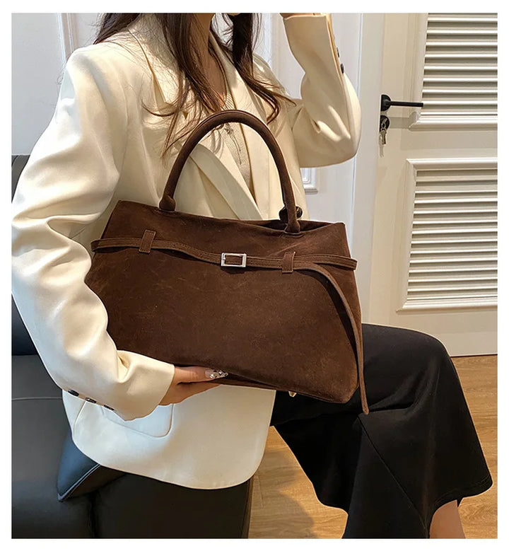 תיק זמש בעיצוב וינטג' בעיטור חגורה