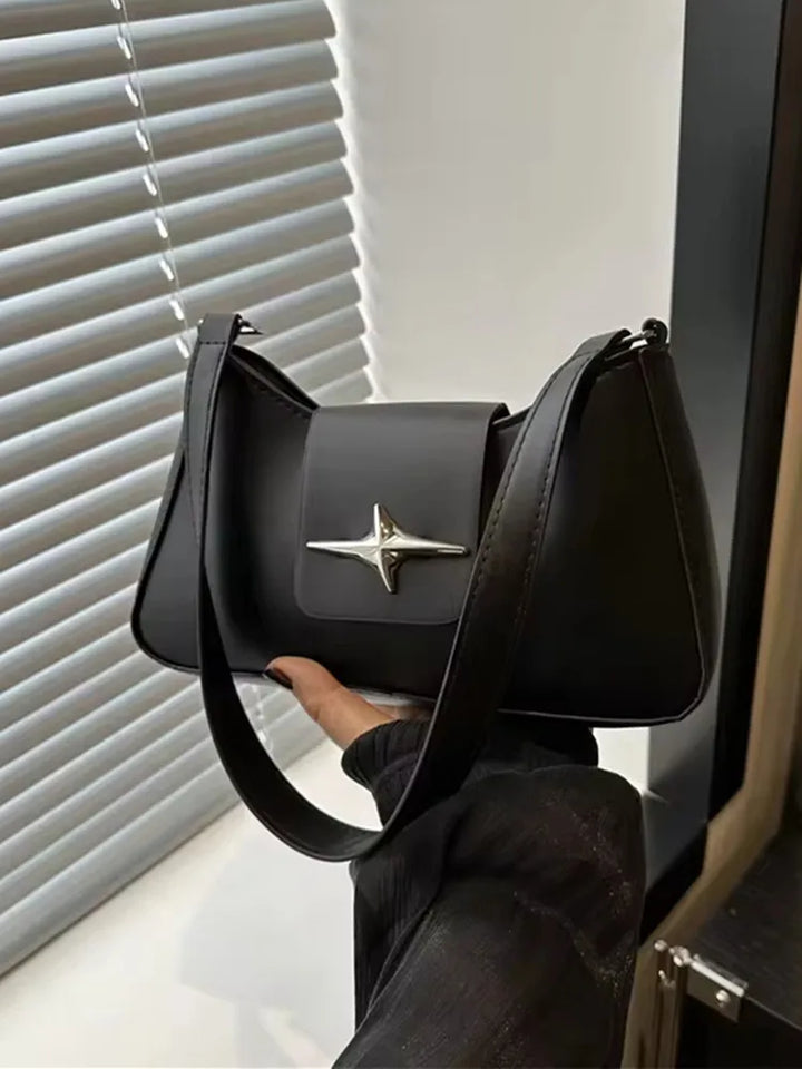 תיק דמוי עור בעיצוב אבזם